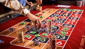 Layar permainan Ikan Jackpot di aplikasi vip 555 dengan ikan bergerak dan kontrol senjata